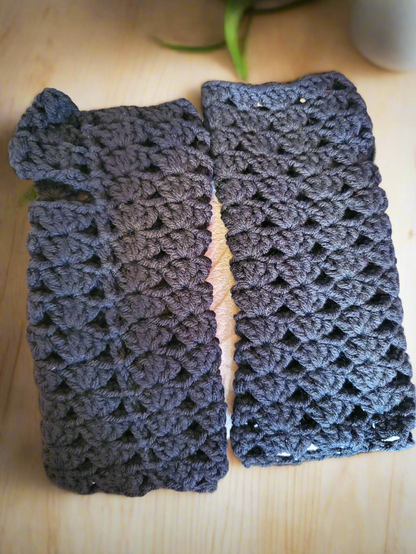 Fingerless black gloves